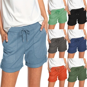Dettaglio degli shorts in cotone a vita alta con coulisse e tasche in sette colori estivi