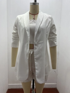 Dettaglio del completo bianco tre pezzi con gilet, giacca blazer e pantaloncini