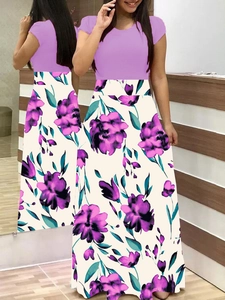 Vue avant et arrière d'une robe longue patchwork violette à fleurs avec manches courtes