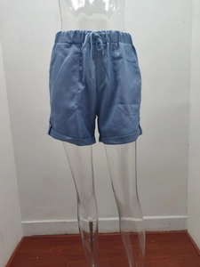 Dettagli dei pantaloncini casual da donna blu nebbia con coulisse elastica in vita e tasche