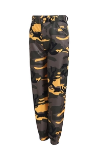 Dettaglio dei pantaloni cargo camouflage gialli con ampie tasche laterali e polsini elastici
