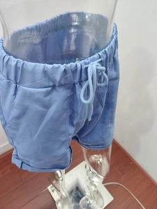 Dettaglio degli shorts casual azzurro cielo con vita elastica a coulisse e orlo risvoltato