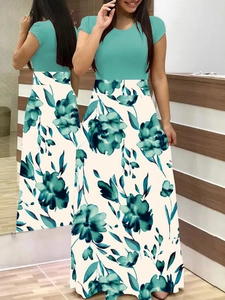 Détails du haut bleu Tiffany et de la jupe longue à fleurs blanches de cette robe