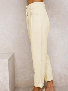 Detailansicht der cremefarbenen Cordhose mit vertikaler Rippenstruktur und hoher Taille