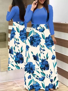 Détail d'une robe longue élégante à manches longues avec jupe à fleurs et corsage bleu