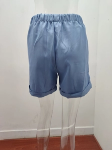 Dettaglio degli shorts casual azzurri con vita elastica e orlo con risvolto