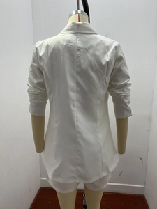 Vista posteriore di un blazer bianco sciancrato con vita aderente e maniche a pieghe