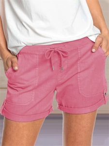 Dettaglio di pantaloncini rosa in cotone con coulisse elastica e ampie tasche anteriori