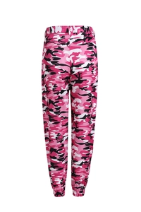 Vista posteriore dei pantaloni cargo camouflage rosa con polsini elastici e tasche laterali