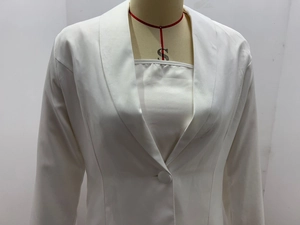 Dettaglio di blazer bianco monopetto con tessuto a trama saia su un manichino