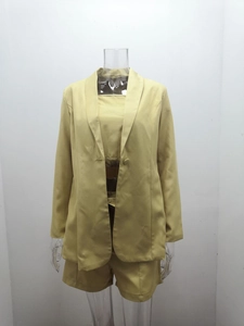 Dettaglio del set 3 pezzi giallo tenue con blazer, top corto e pantaloncini
