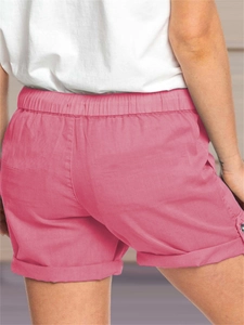 Dettaglio della vestibilità posteriore e dell'orlo di questi pantaloncini casual rosa a vita alta