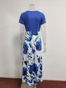 Vue arrière de la robe longue fleurie avec corsage bleu et jupe imprimée blanche