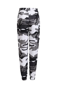 Vue arrière du pantalon cargo camouflage pour femme avec ourlet élastique et poches