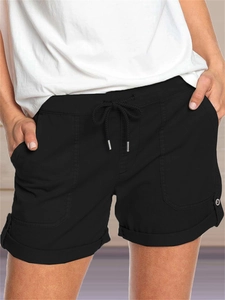 Dettaglio degli shorts neri con coulisse in vita e risvolti con accenti metallici