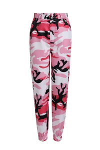 Dettaglio dei pantaloni cargo mimetici rosa con ampie tasche laterali e polsini elasticizzati