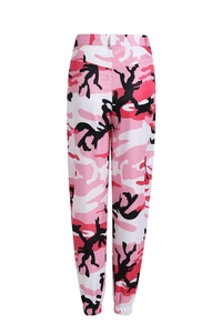 Dettaglio dei pantaloni cargo mimetici rosa con polsini elastici e tasche laterali