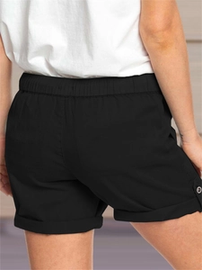 Dettaglio di pantaloncini casual neri da donna con elastico in vita e orlo risvoltato