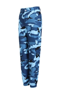 Dettaglio tasca cargo e polsino elastico sui pantaloni cargo mimetici blu