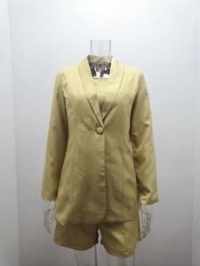 Dettaglio frontale del blazer giallo senape con collo a scialle e pantaloncini abbinati