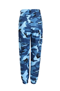 Dettaglio dei pantaloni cargo mimetici blu da donna con tasche laterali a patta