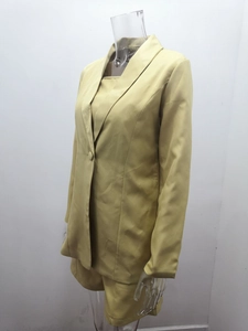 Vista dettagliata del completo kaki da donna con blazer a rever e pantaloncini abbinati