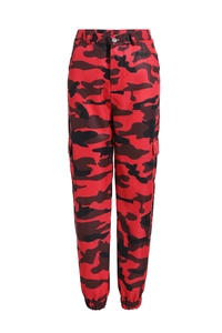 Dettaglio dei pantaloni cargo camouflage rossi con tasche utility e polsini elasticizzati