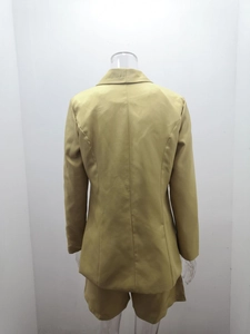 Vista posteriore del blazer slim giallo zenzero con cucitura centrale per tailleur donna