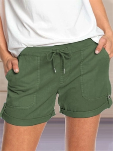 Dettaglio di pantaloncini casual verde oliva con coulisse elastica e grandi tasche laterali