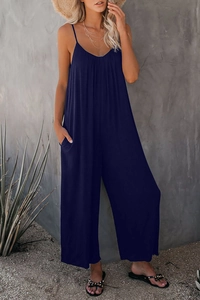 Dettaglio tuta blu navy con spalline sottili, scollo a pieghe e comode tasche laterali