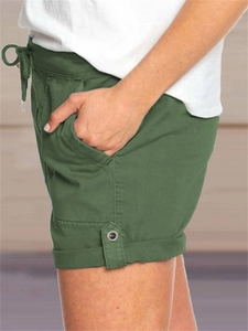 Dettaglio degli shorts casual verde militare con vita elastica a coulisse e risvolti a bottone