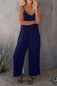 Dettaglio della tuta estiva blu navy con spalline sottili e gamba ampia morbida