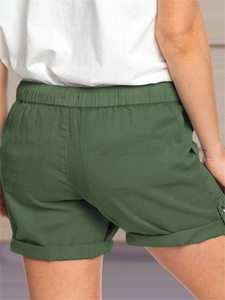 Dettaglio degli shorts casual verde militare con vita elastica e orlo con bottone metallo