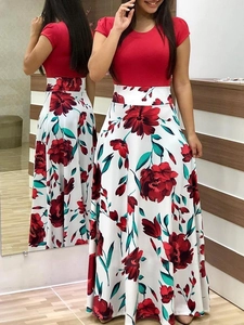 Détail du haut rouge à taille haute et jupe à imprimé floral blanc de face et de dos