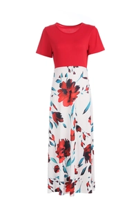 Détail du haut rouge à manches courtes et de la jupe longue à imprimé floral taille haute