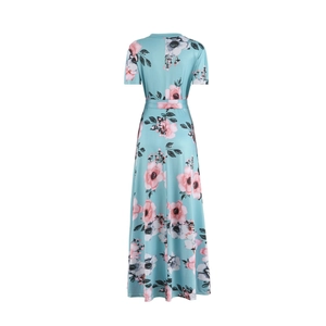 Detailansicht des Blumenmusters und Bindegürtels am hellblauen Sommer-Maxikleid