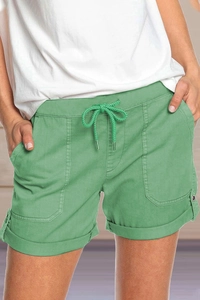 Dettaglio dei pantaloncini casual verde menta con vita elastica a coulisse e tasche cargo