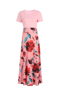 Détail d'une robe rose élégante à manches courtes avec jupe trapèze fleurie