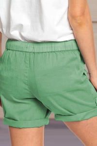 Vista posteriore di pantaloncini casual verde chiaro con vita elastica e orlo arrotolato