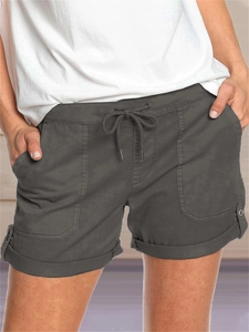 Dettaglio di pantaloncini casual grigi con vita a coulisse e grandi tasche applicate