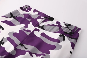 Dettaglio della vita dei pantaloni cargo mimetici viola con doppia cucitura e passanti