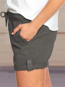 Dettaglio laterale di pantaloncini grigio antracite con coulisse e risvolto con bottone
