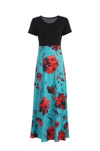Détail de la robe longue patchwork avec haut noir et jupe imprimée à fleurs rouges