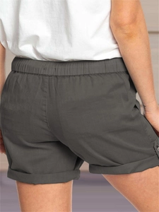 Dettaglio degli shorts casual grigio scuro da donna con vita elastica e orli risvoltati