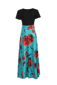 Détail d'une robe longue fleurie à taille haute avec fleurs rouges et jupe plissée