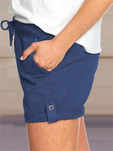 Dettaglio dei pantaloncini casual blu scuro con coulisse e orlo risvoltato bottoni