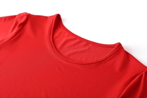 Dettaglio ravvicinato dello scollo rotondo e delle cuciture di un abito in maglia rossa