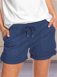 Dettaglio di pantaloncini casual blu scuro con coulisse e orlo risvoltato per donna