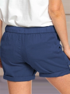 Vista posteriore dei pantaloncini casual blu scuro da donna con elastico e risvolto