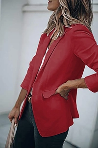Detail van rode blazer met revers, zijflapzakken en een effen kleuremtextuur